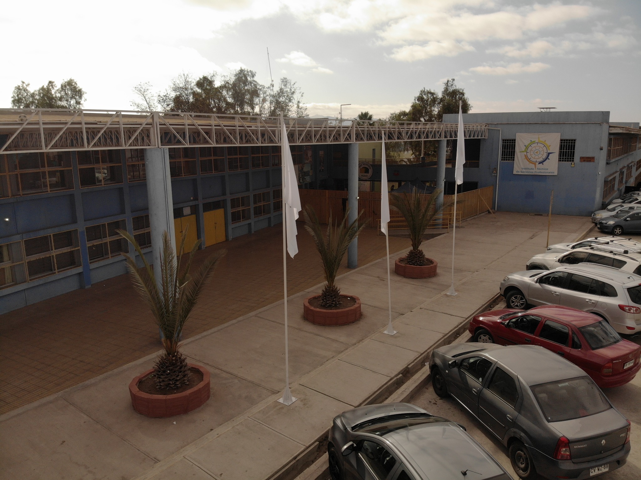 Acceso principal y estacionamiento